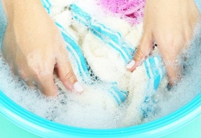 8 cách tẩy vết dầu nhớt trên quần áo hiệu quả, dễ thực hiện